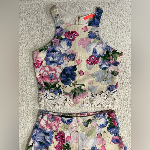 Floral Crop Top & High Waisted Short Set - Picture 11 of 16